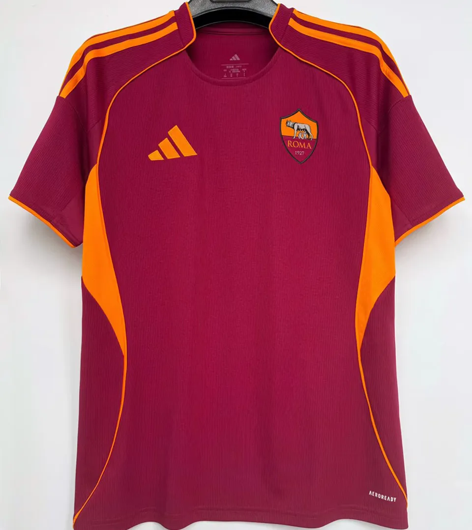 AS Roma hemmatröja röd 2025/26 med eget namn och nummer, framsida