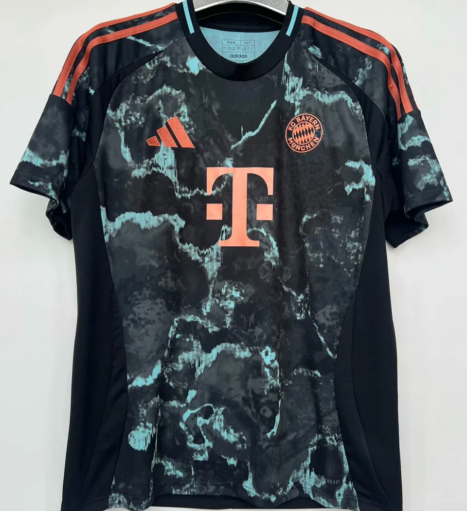 Bayern München bortatröja svart 2024/25 med eget namn och nummer, framsida