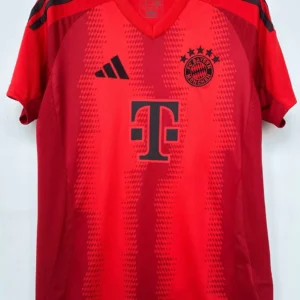 Bayern München hemmatröja röd 2024/25 med eget namn och nummer, framsida