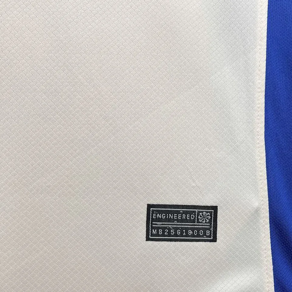 Chelsea bortatröja benvit 2024/25, närbild på etikett vid nederkanten