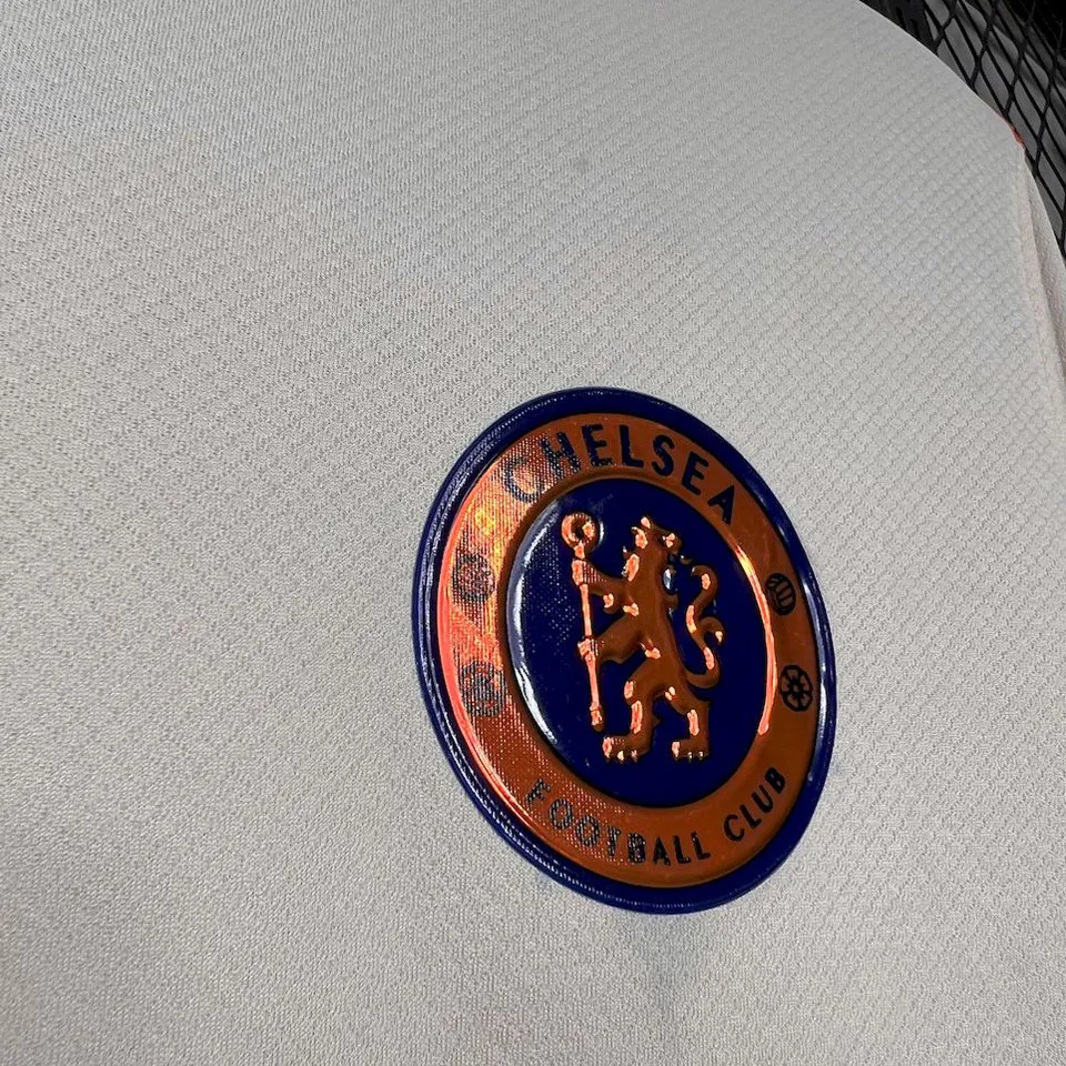 Chelsea bortatröja benvit 2024/25, närbild på klubbmärket