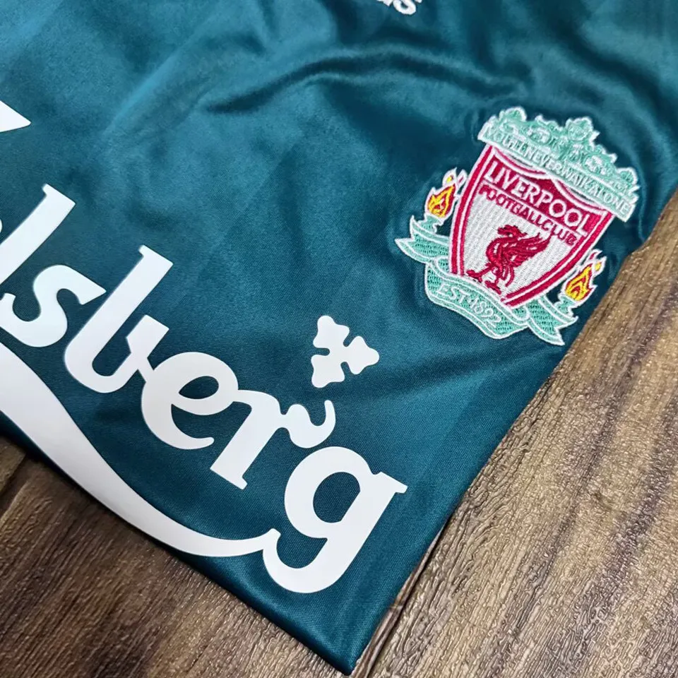 Liverpool bortatröja retro blågrön 2008/09, närbild på broderat klubbmärke