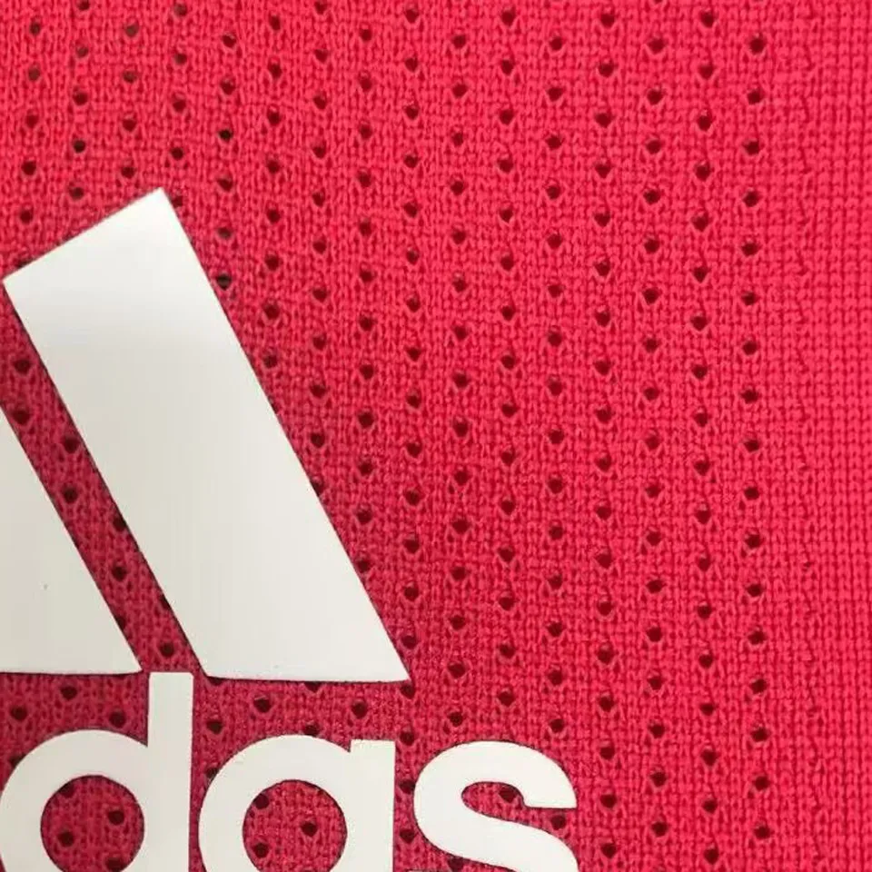 Liverpool hemmatröja retro röd 2008/10, närbild på adidas-logga och perforerat tyg