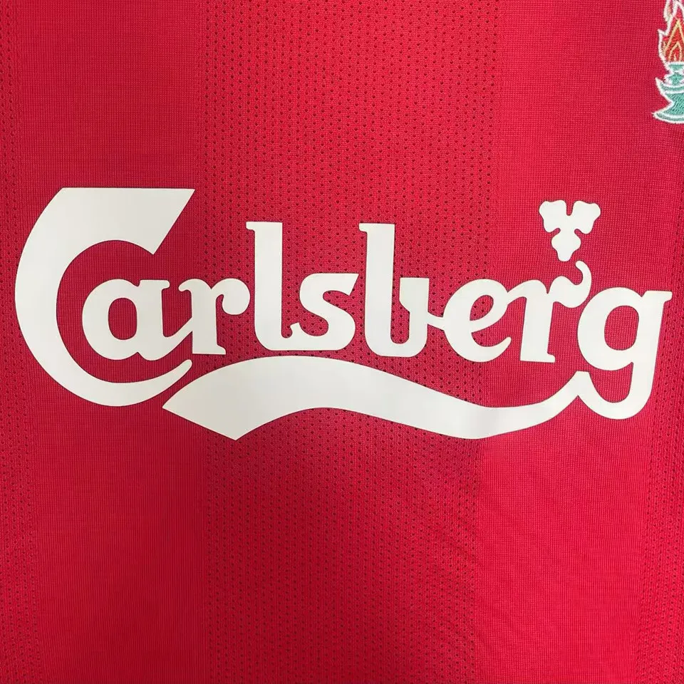 Liverpool hemmatröja retro röd 2008/10, närbild på Carlsberg-tryck