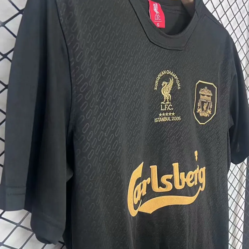 Liverpool retrotröja Champions svart 2005, närbild på tonat mönster i tyget