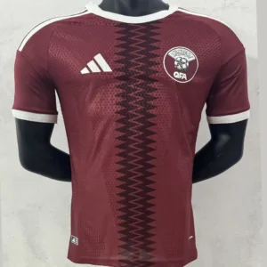 Qatar hemmatröja spelarversion röd 2026/27 med eget namn och nummer, framsida