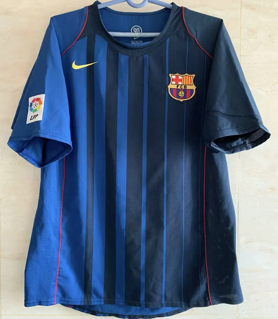 Barcelona retro bortatröja blå 2004/05 med eget namn och nummer, framsida