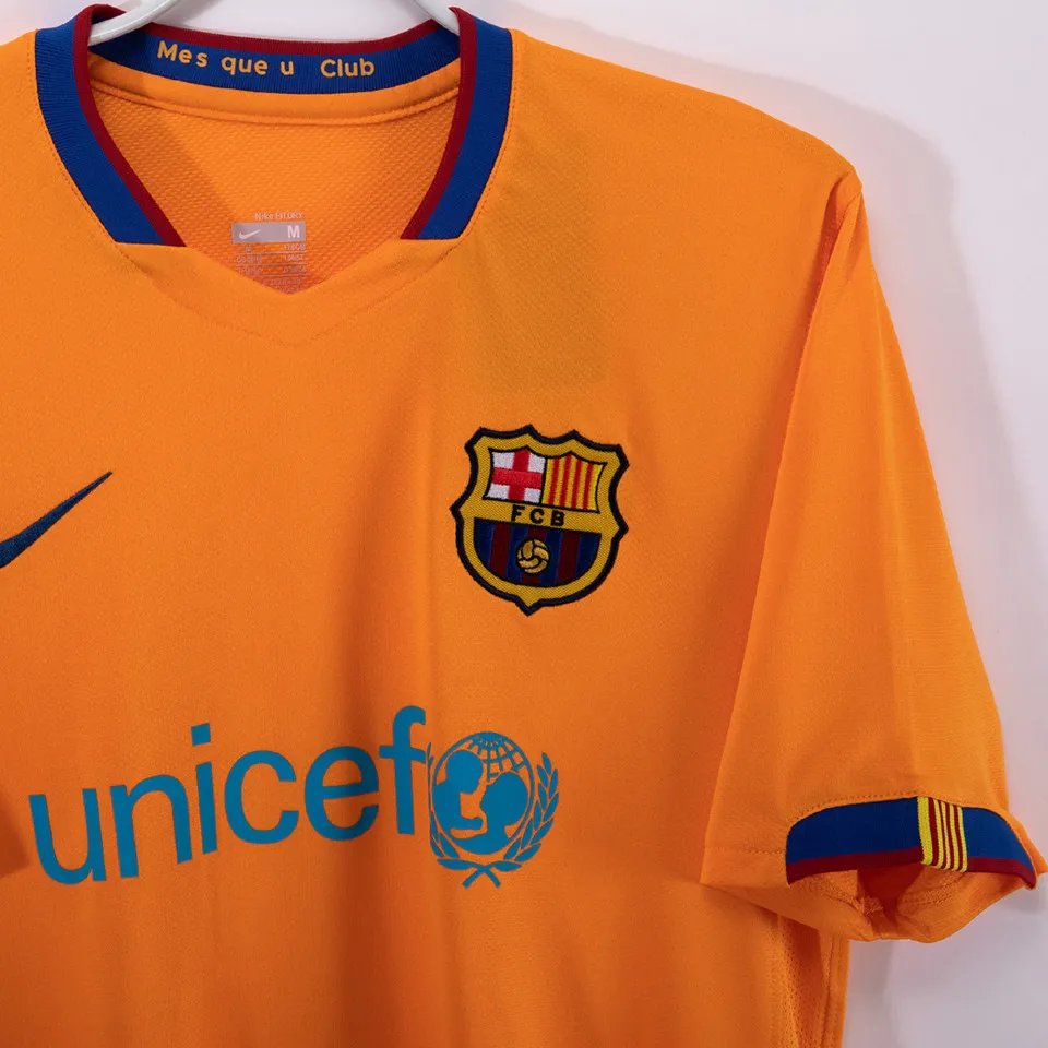Barcelona retro bortatröja orange 2006/07, närbild på axel och ärmkant