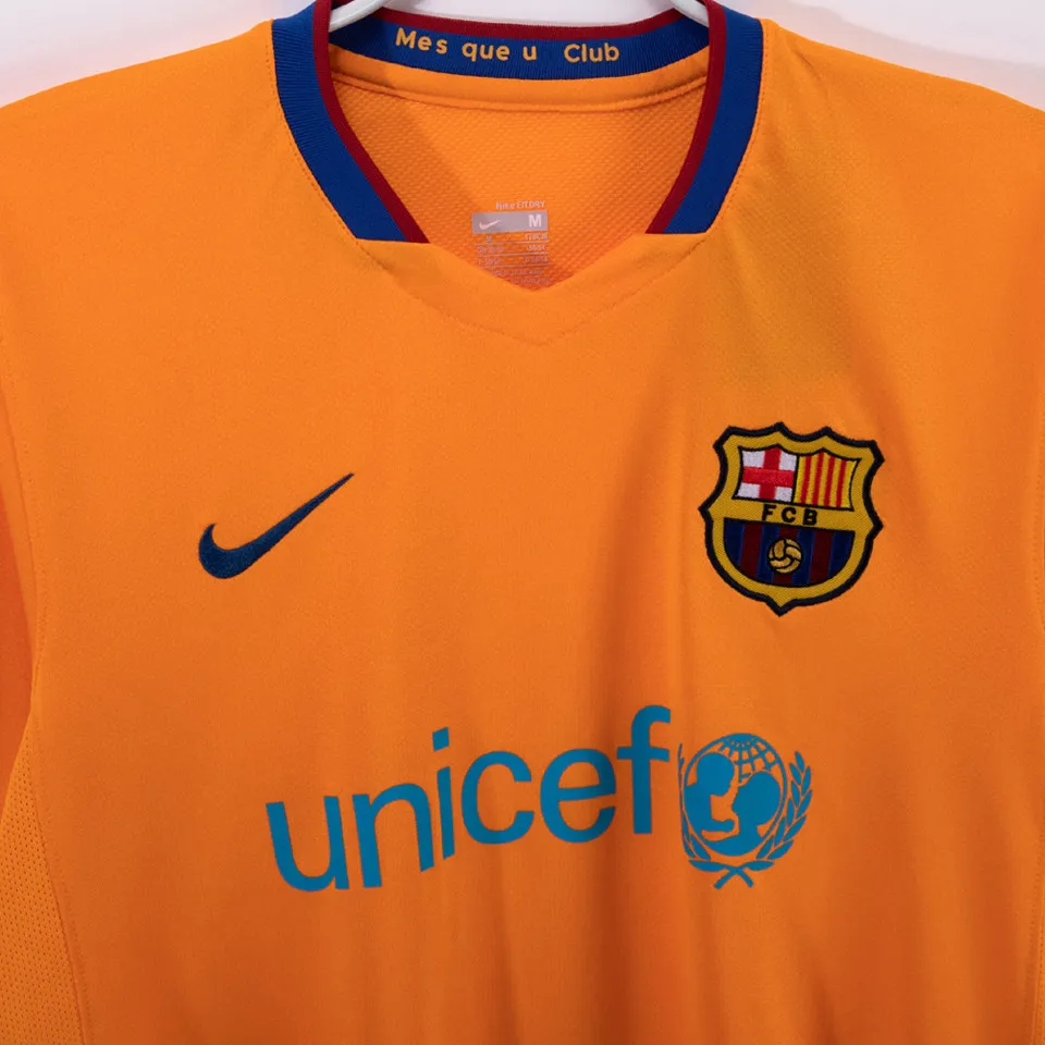 Barcelona retro bortatröja orange 2006/07, närbild på krage och klubbmärke