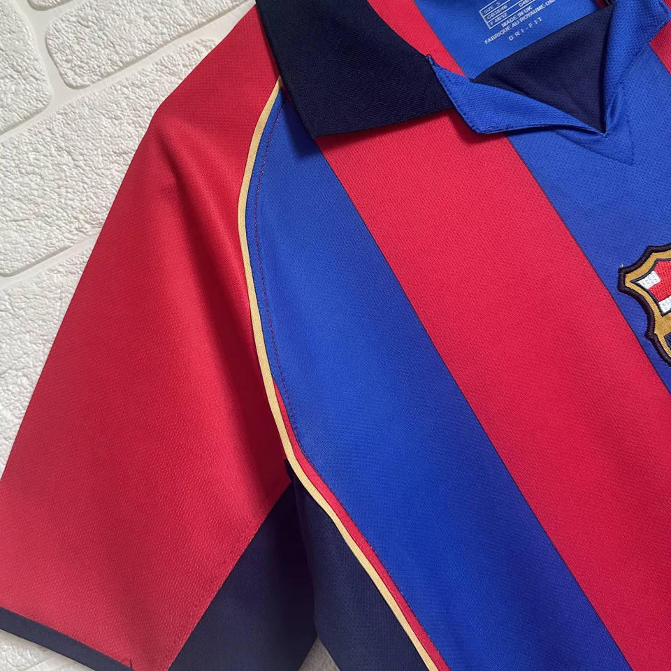 Barcelona retro hemmatröja blå och röd 2001/02, närbild på röd ärm med guldfärgad kantlist