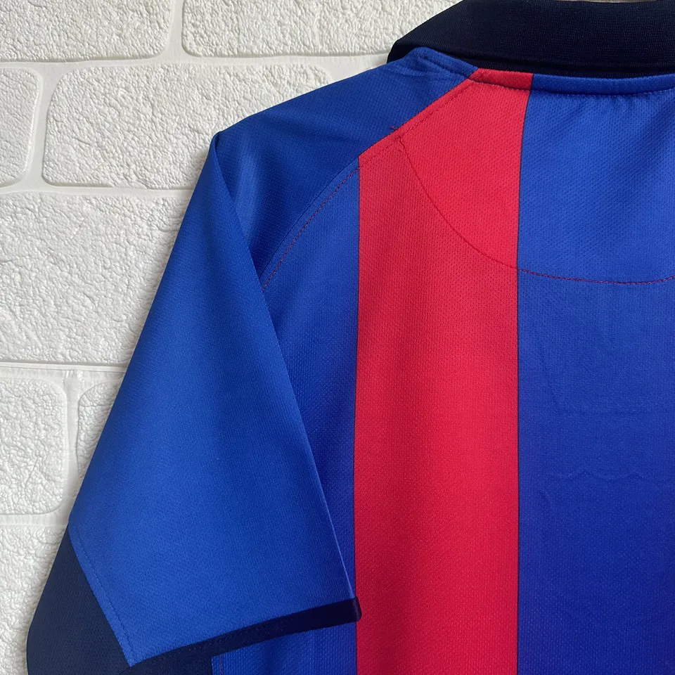 Barcelona retro hemmatröja blå och röd 2001/02, närbild på axel och ärm på baksidan