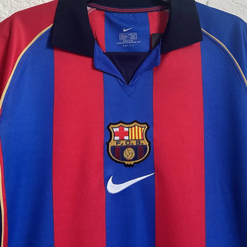 Barcelona retro hemmatröja blå och röd 2001/02, närbild på krage och klubbmärke