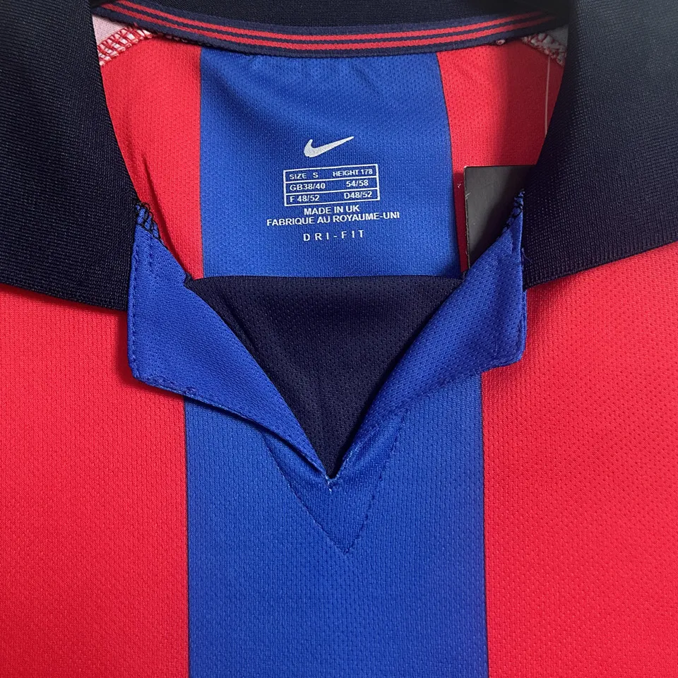 Barcelona retro hemmatröja blå och röd 2001/02, närbild på kragen med V-ringning