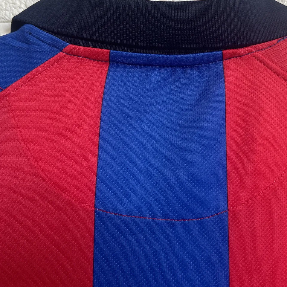 Barcelona retro hemmatröja blå och röd 2001/02, närbild på nacken på baksidan