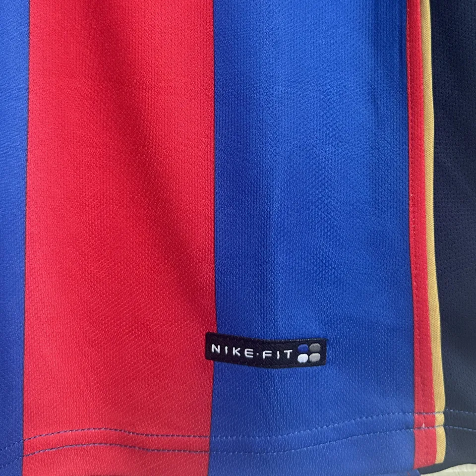Barcelona retro hemmatröja blå och röd 2001/02, närbild på etikett vid nederkanten
