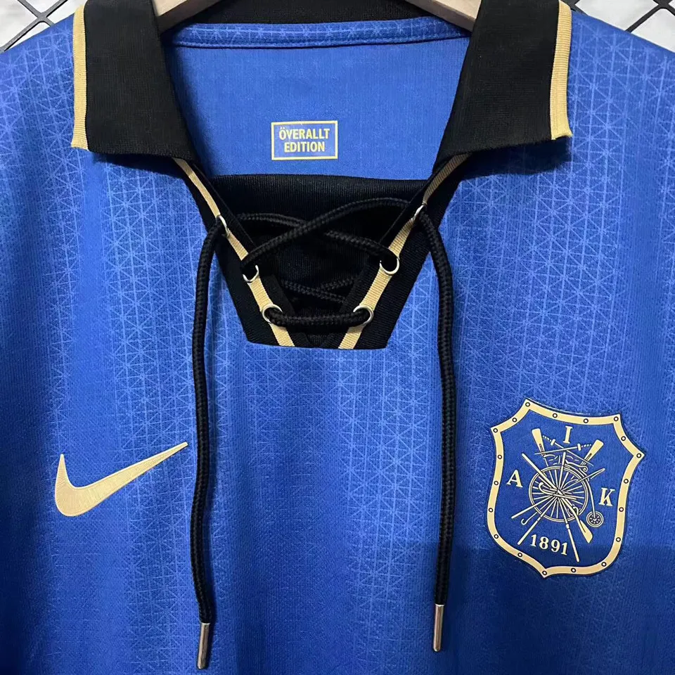 AIK cuptröja 2026 krage närbild – Överallt Edition med snörning och AIK emblem