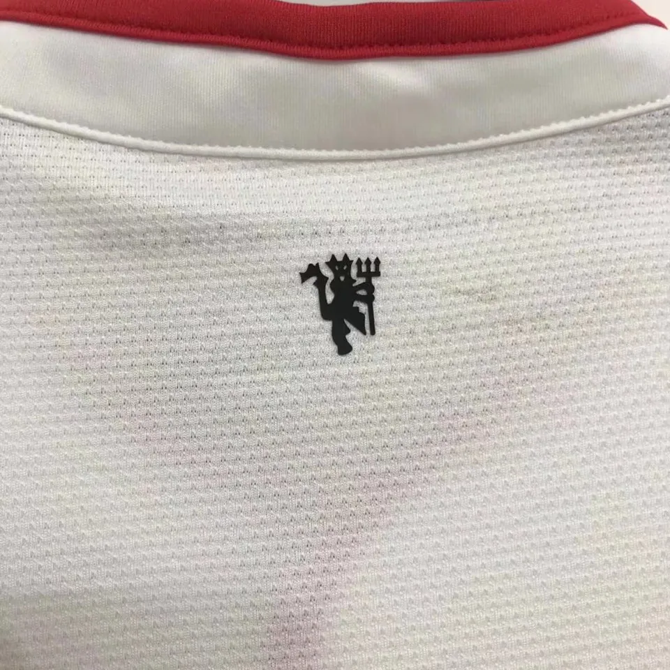 Djävulsmärke baksida krage – Manchester United bortatröja retro 2013/14 eget namn nummer tryck