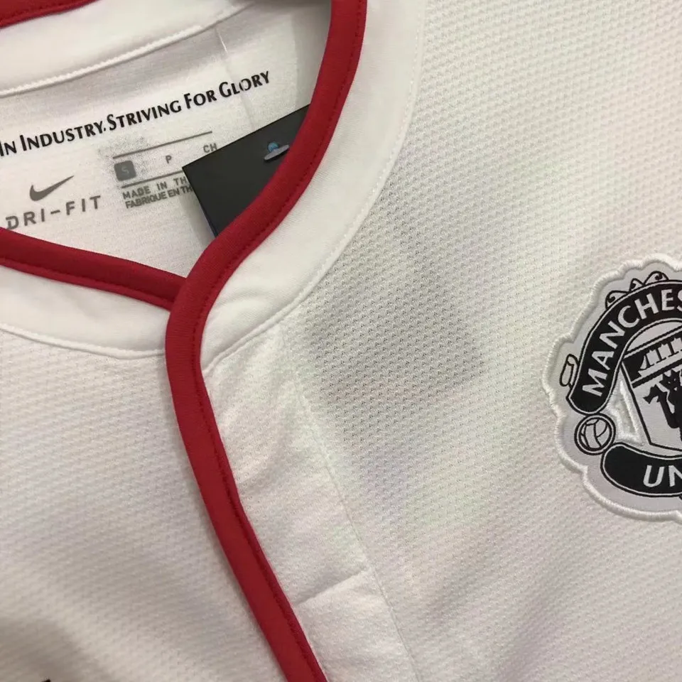 Detalj krage och Nike Dri-FIT etikett – Manchester United bortatröja retro 2013/14 eget namn nummer tryc