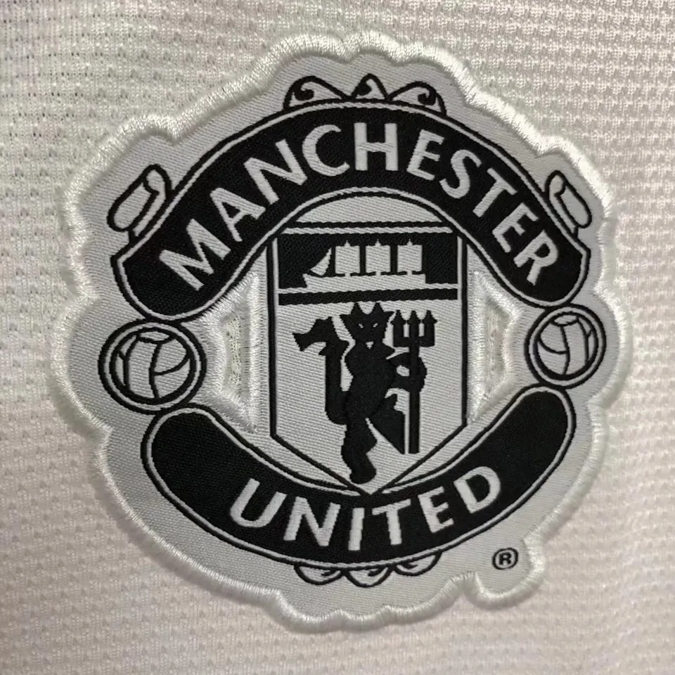 Närbild svartvitt klubbmärke – Manchester United bortatröja retro 2013/14 eget namn nummer tryck