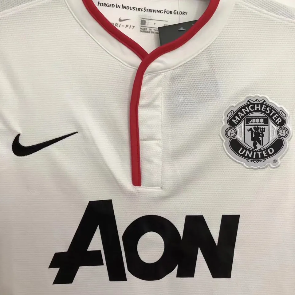 Detalj krage och AON – Manchester United bortatröja retro 2013/14 eget namn nummer tryck