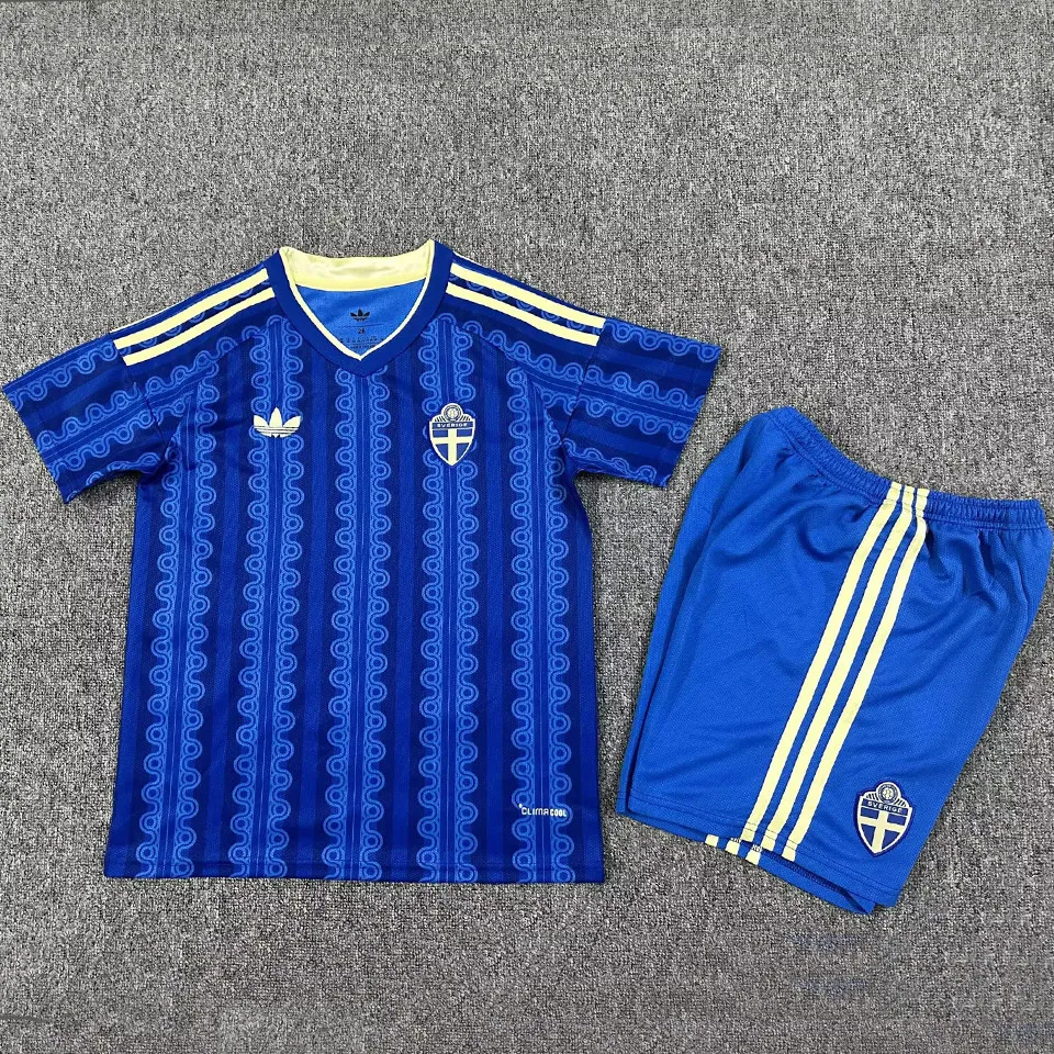 Sveriges bortatröja VM 2026 junior framsida – blå design med shorts