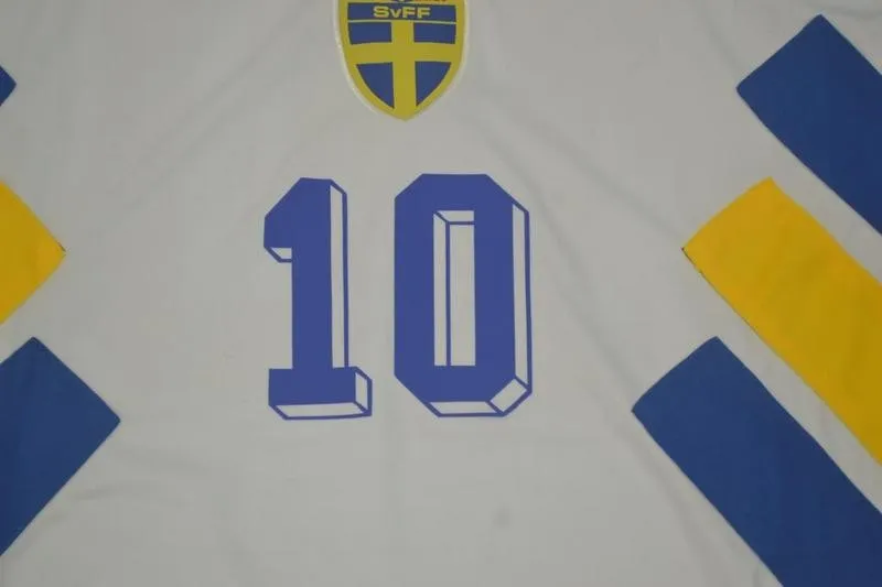 Sveriges bortatröja retro 1994 med nummer 10 på bakgrund