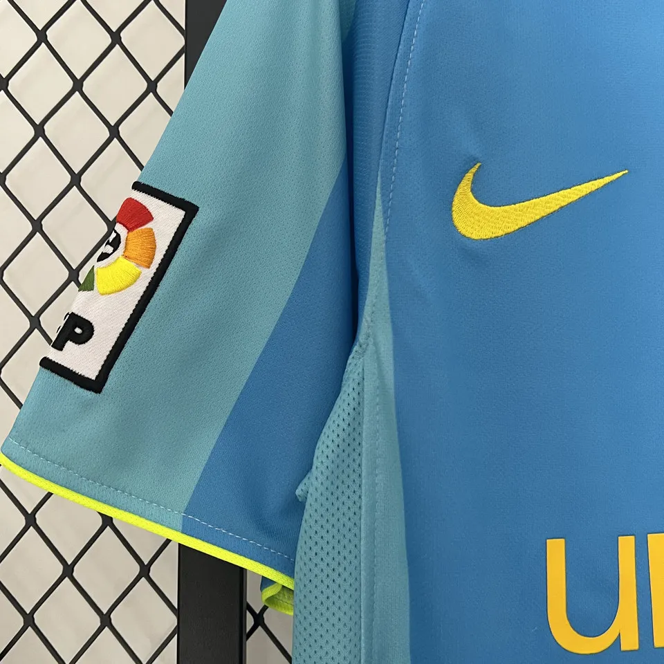 Barcelona retro bortatröja ljusblå 2007/08, närbild på ärm med ligamärke