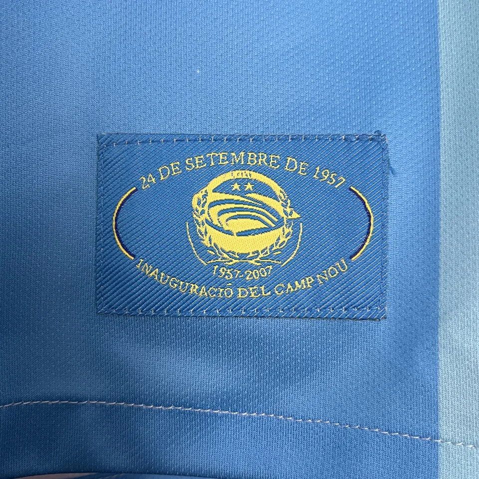 Barcelona retro bortatröja ljusblå 2007/08, närbild på vävd etikett vid nederkanten