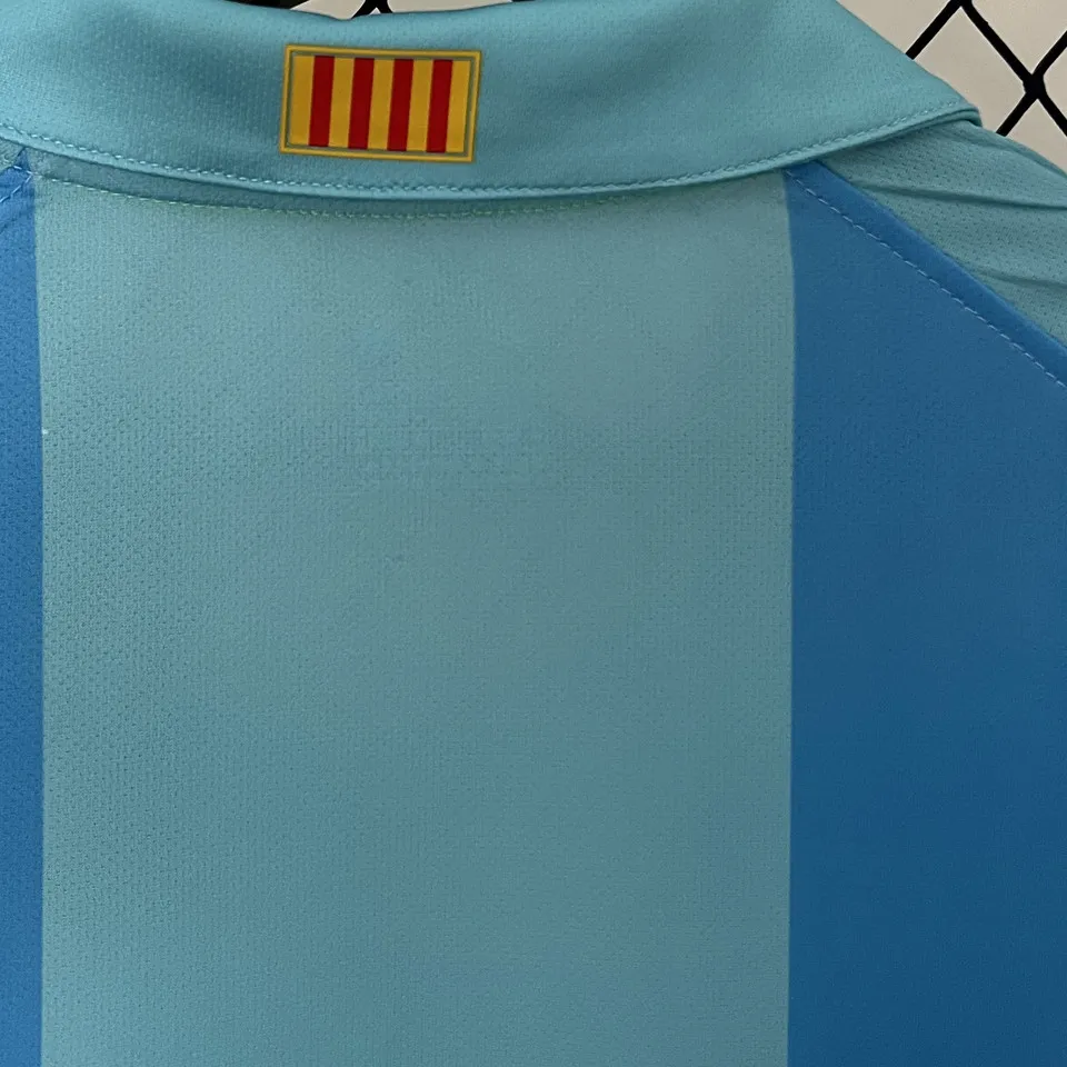 Barcelona retro bortatröja ljusblå 2007/08, närbild på nacken på baksidan