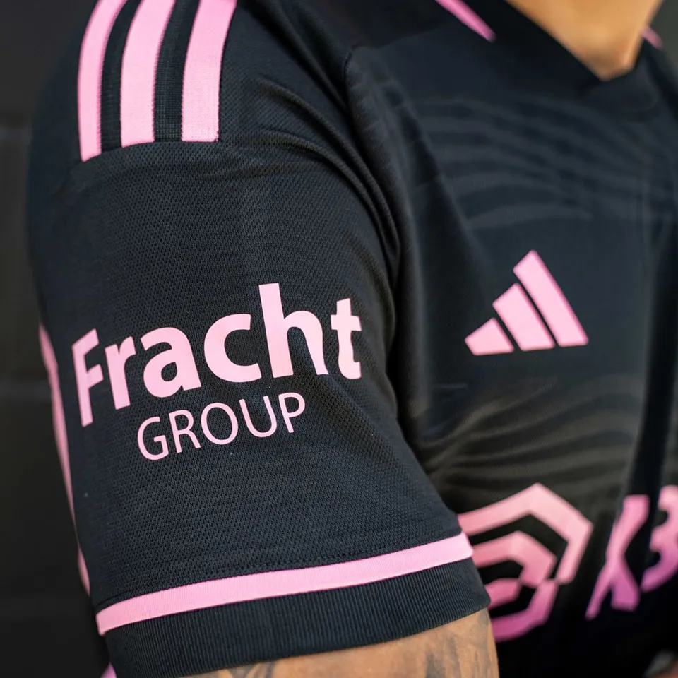 Närbild på ärm med Fracht Group-märke på Inter Miami bortatröja 2023 Messi