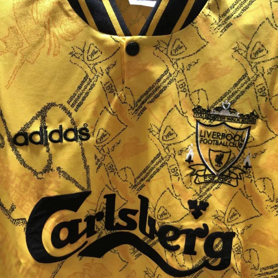 Liverpool retro bortatröja 1994/96, närbild på adidas-logga, klubbmärke och Carlsberg-tryck på framsidan