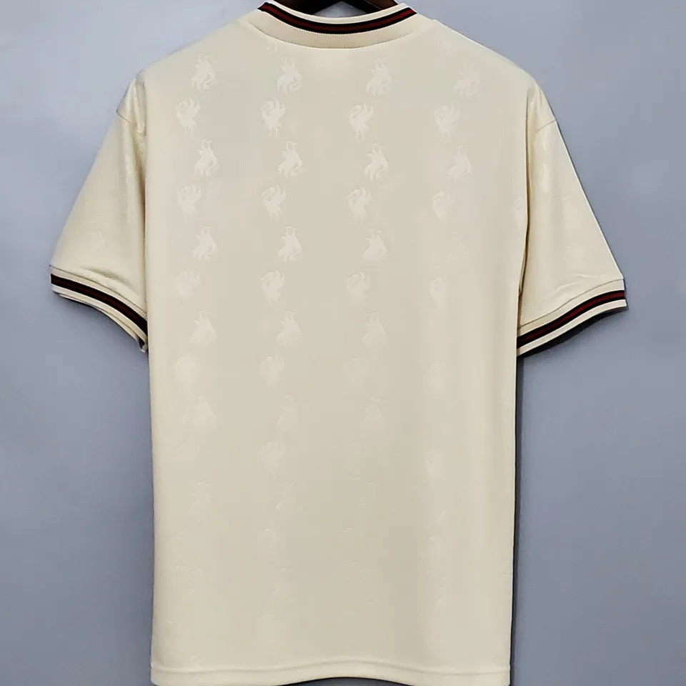 Liverpool retro bortatröja 1996/97 med eget namn och nummer, ren baksida med tonat mönster av leverfåglar