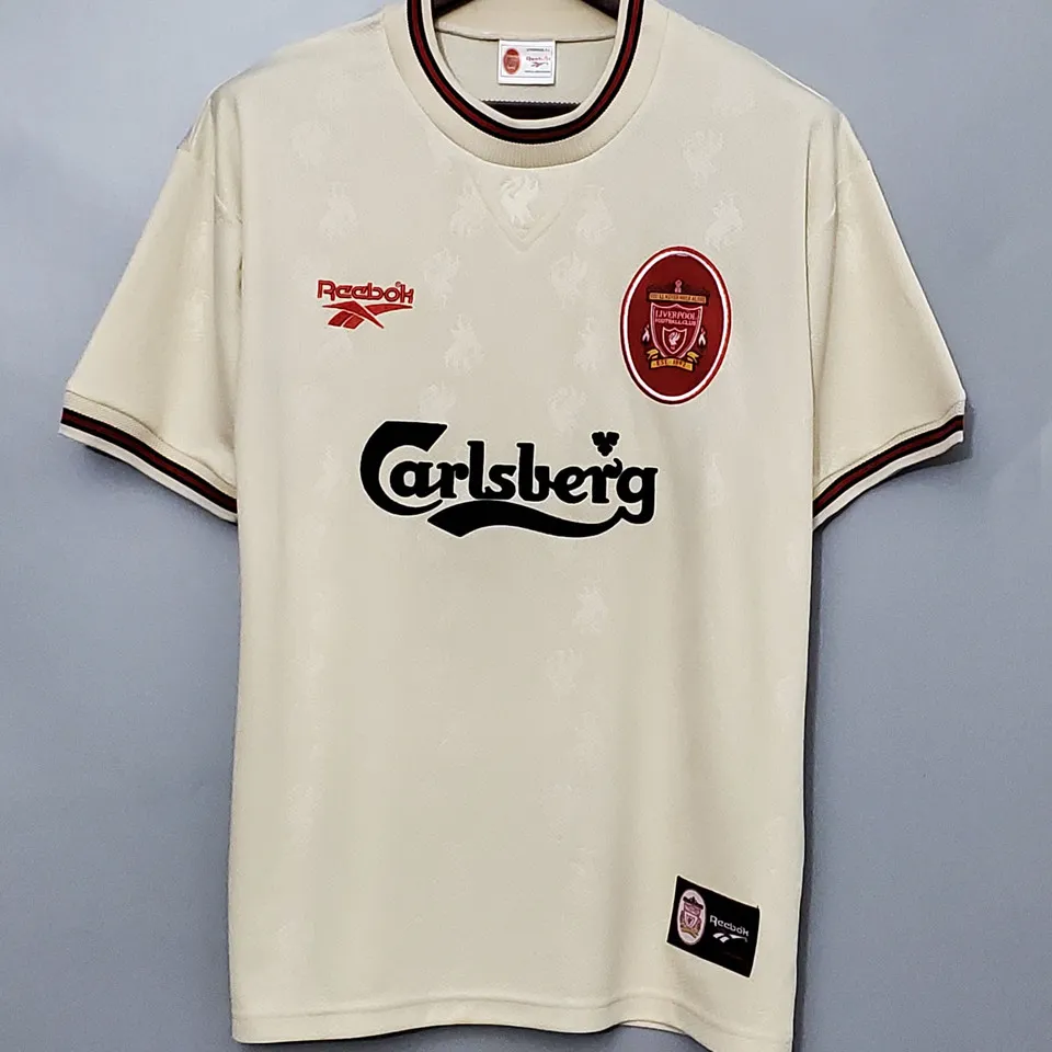 Liverpool retro bortatröja 1996/97 i gräddvitt med rött ovalt klubbmärke, Reebok och Carlsberg-tryck, med eget namn och nummer, framsida