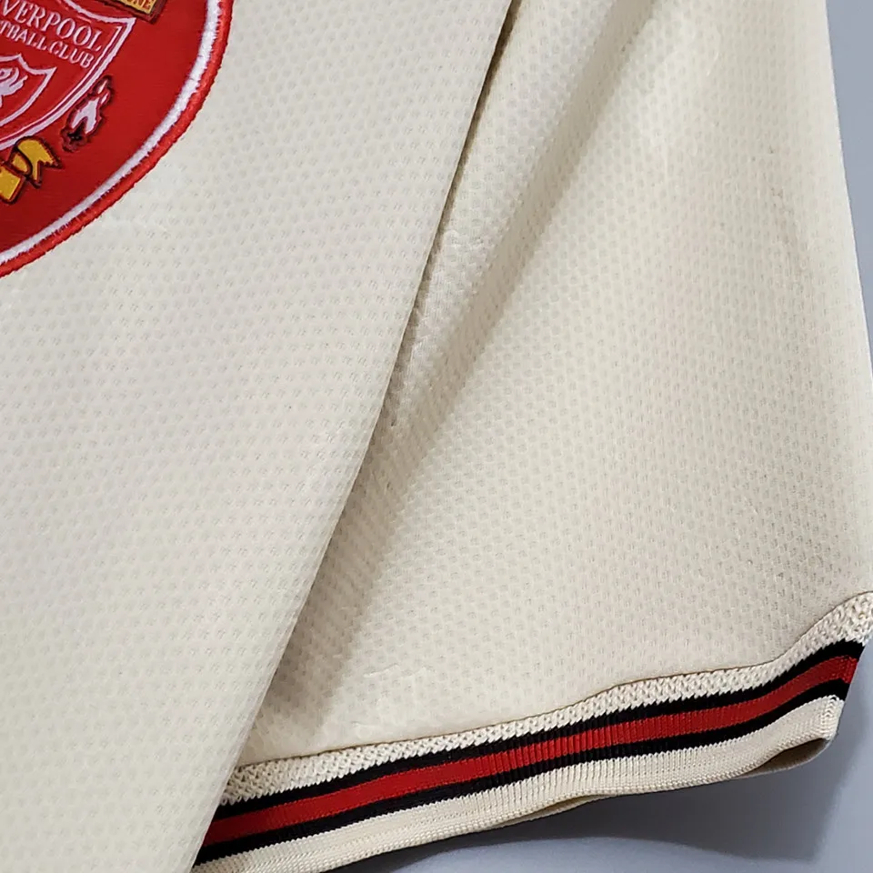 Liverpool retro bortatröja 1996/97, närbild på ärmkant med röda och svarta ränder