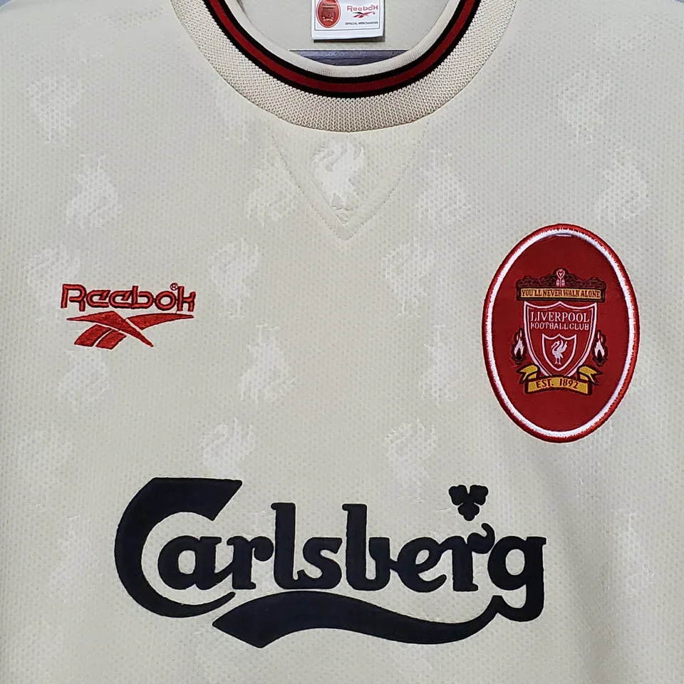 Liverpool retro bortatröja 1996/97, närbild på krage, klubbmärke, Reebok-logga och Carlsberg-tryck på framsidan