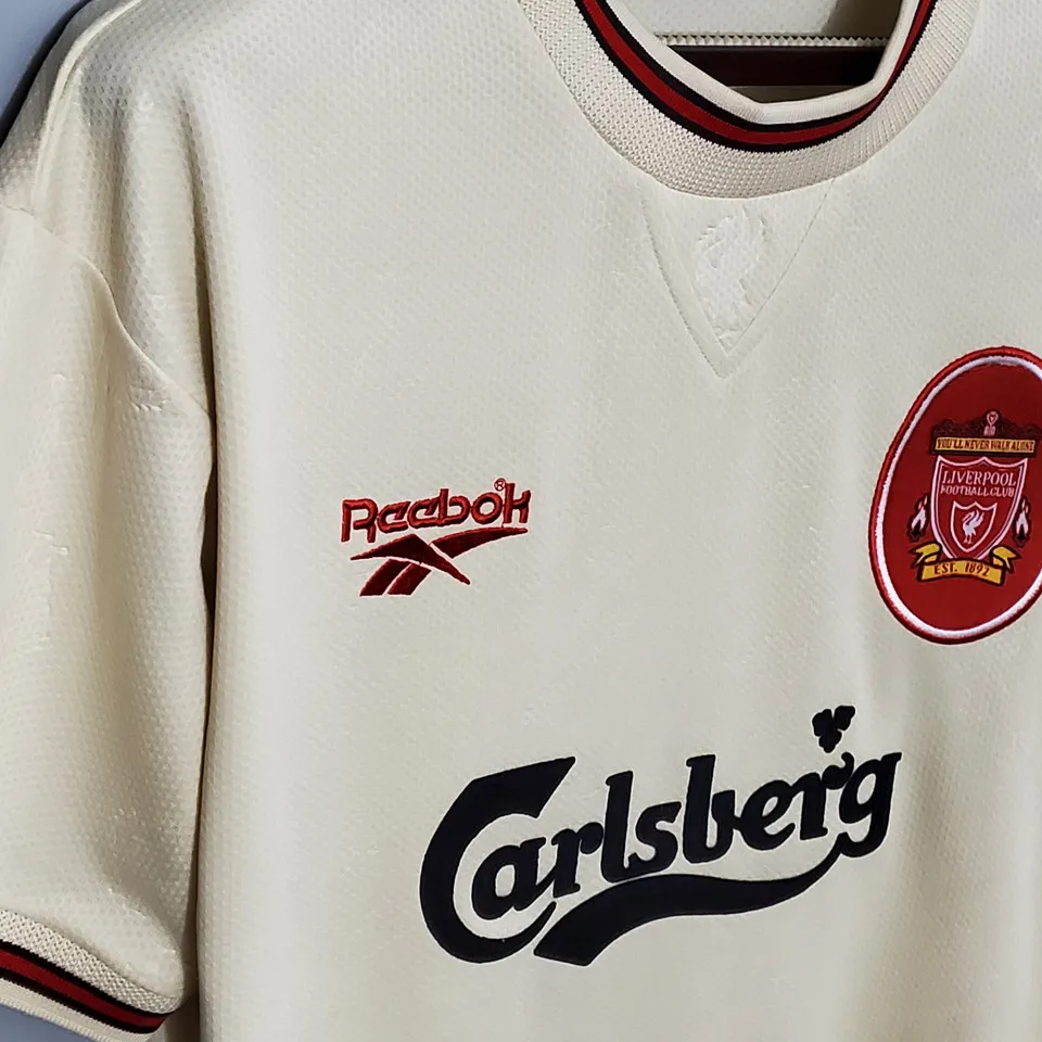 Liverpool retro bortatröja 1996/97, framsida sedd från sidan med klubbmärke, Reebok och Carlsberg