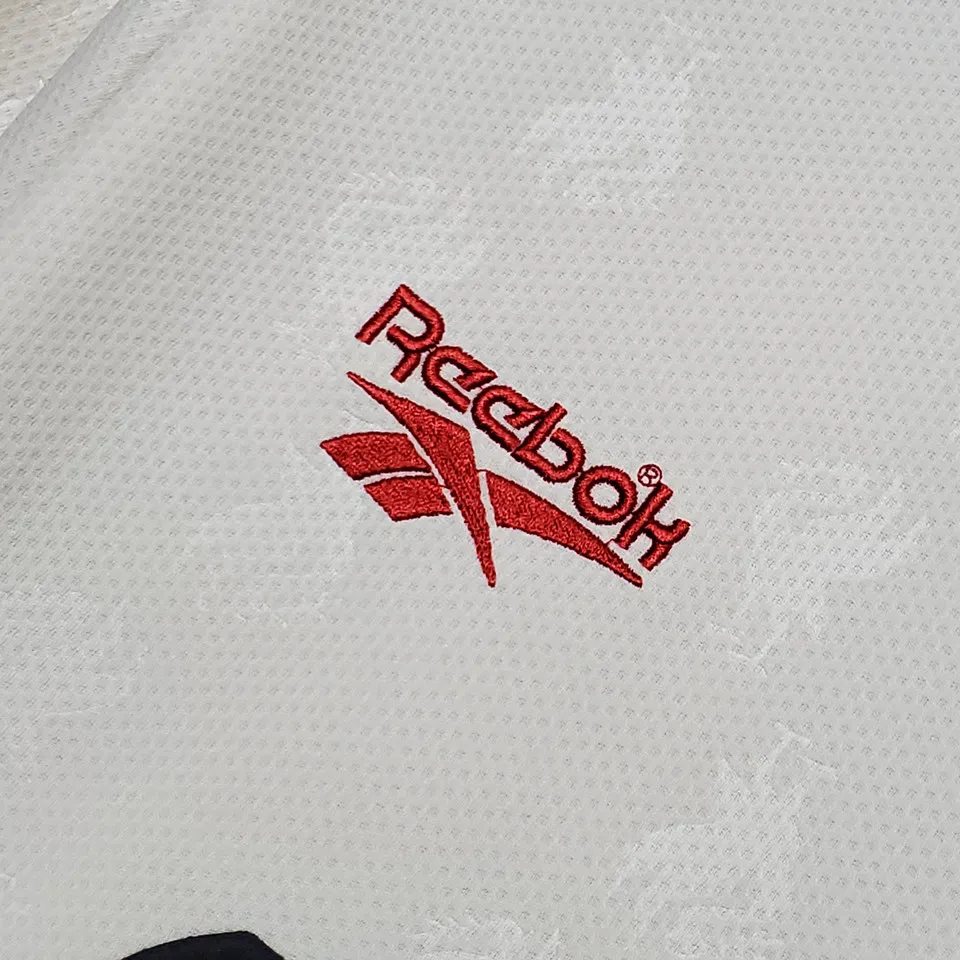 Liverpool retro bortatröja 1996/97, närbild på broderad röd Reebok-logga