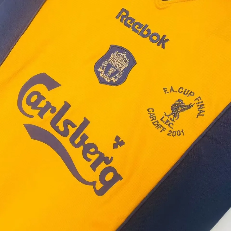 Liverpool retro bortatröja 2000/01, närbild på marinblått Carlsberg-tryck på gult tyg
