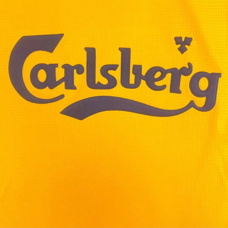 Liverpool retro bortatröja 2000/01, vinklad närbild på Reebok, klubbmärke, Carlsberg-tryck och FA Cup Final-märke