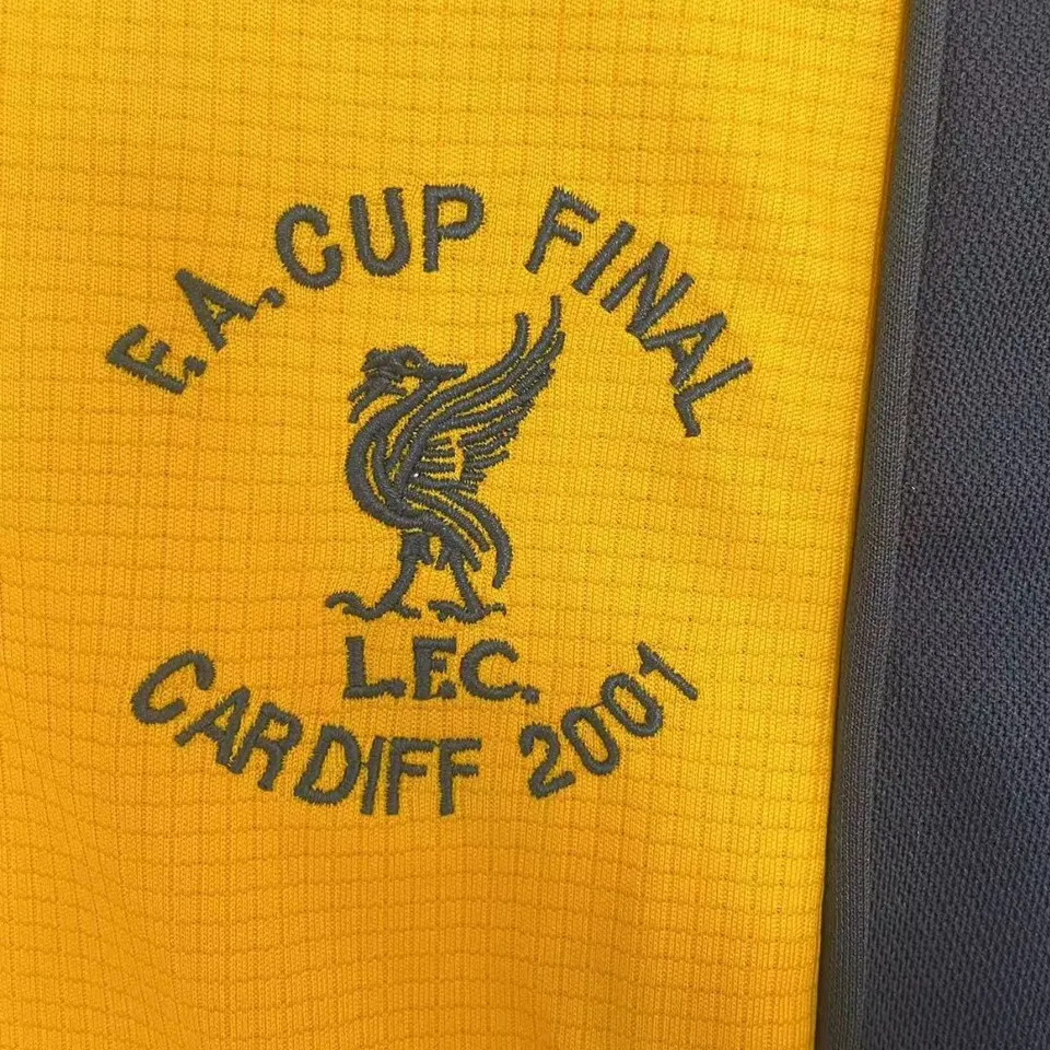Liverpool retro bortatröja 2000/01, närbild på broderat märke FA Cup Final Cardiff 2001 med levfågel och L.F.C.