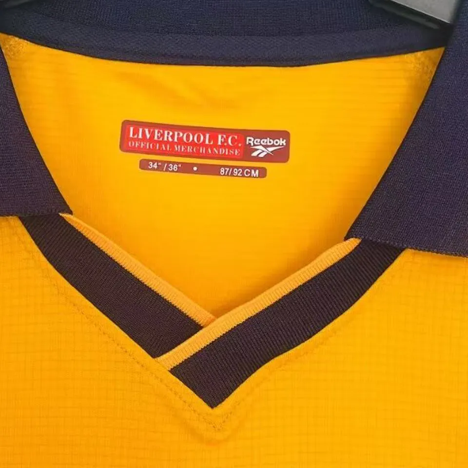 Liverpool retro bortatröja 2000/01, närbild på marinblå krage och etikett Liverpool F.C. Official Merchandise Reebok