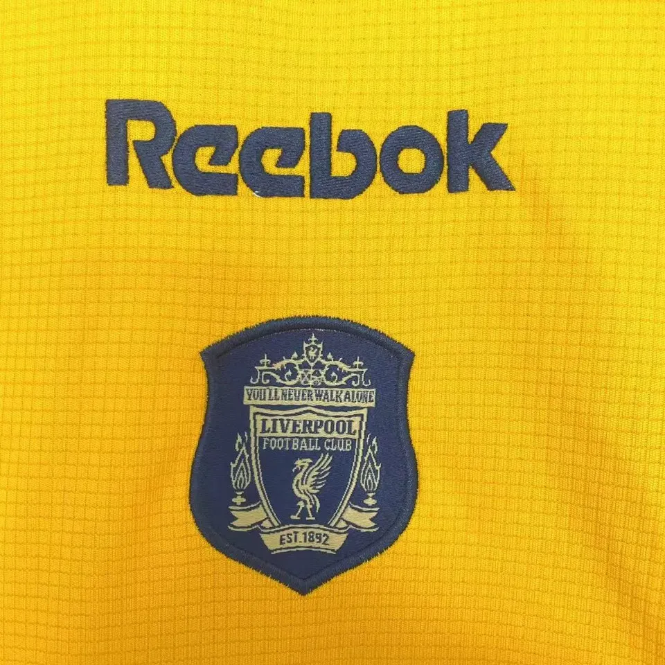 Liverpool retro bortatröja 2000/01, närbild på Reebok-logga och broderat klubbmärke med You’ll Never Walk Alone