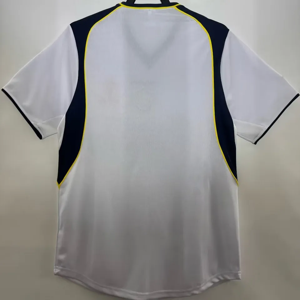 Liverpool retro bortatröja 2001/02 med eget namn och nummer, ren vit baksida med marinblå paneler och gul kantlinje