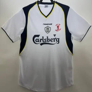 Liverpool retro bortatröja 2001/02 i vitt med marinblå paneler, gul kantlinje, Carlsberg-tryck och Super Cup Monaco 2001-broderi, med eget namn och nummer, framsida