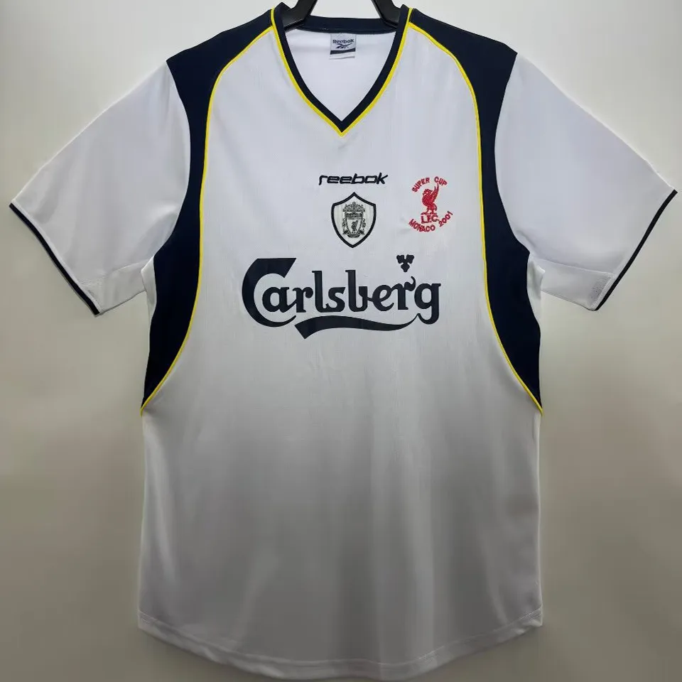 Liverpool retro bortatröja 2001/02 i vitt med marinblå paneler, gul kantlinje, Carlsberg-tryck och Super Cup Monaco 2001-broderi, med eget namn och nummer, framsida