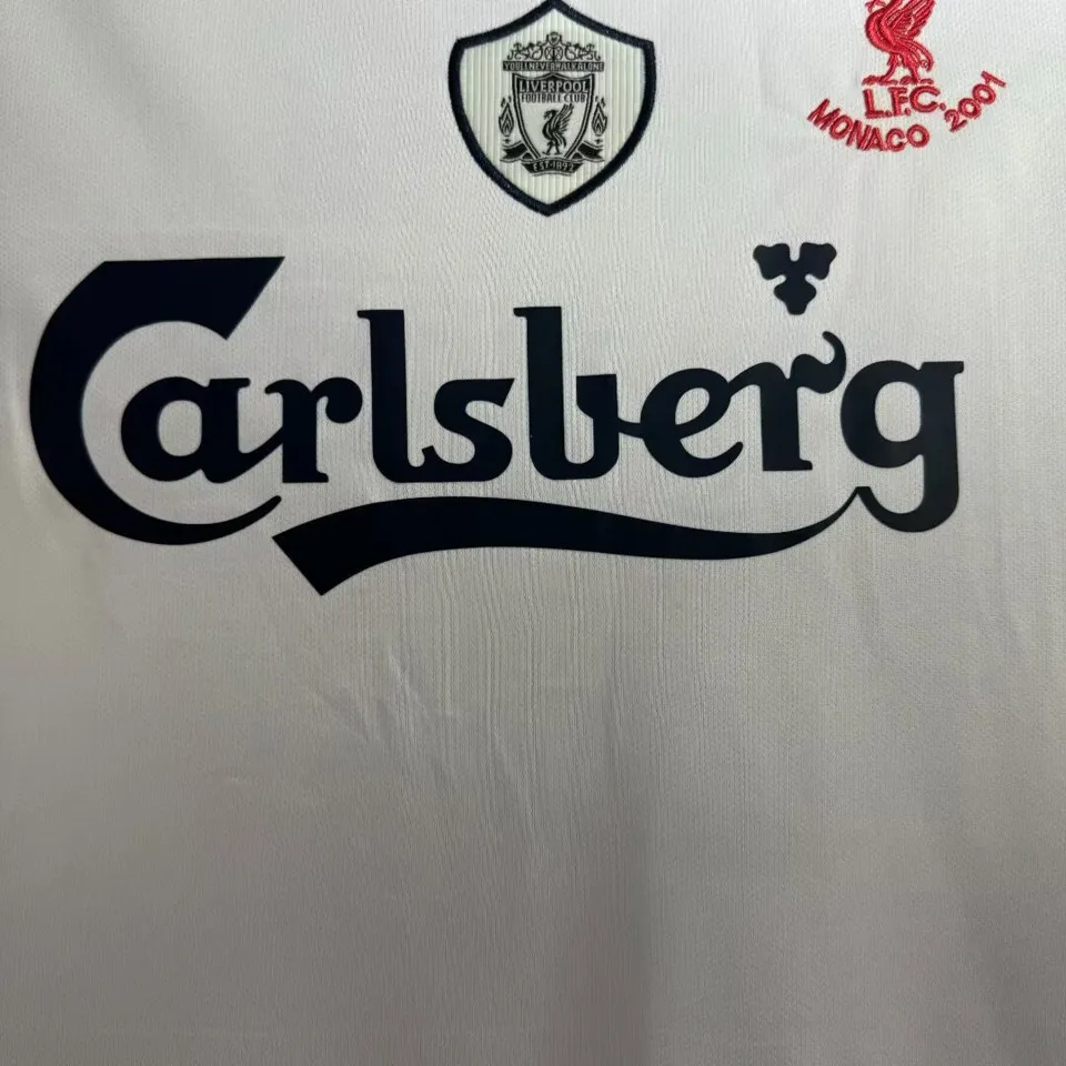 Liverpool retro bortatröja 2001/02, närbild på klubbmärke, Super Cup Monaco 2001-broderi och Carlsberg-tryck