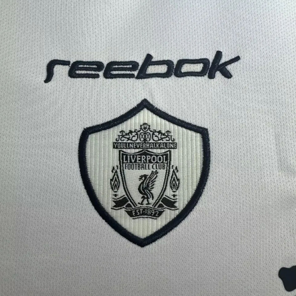 Liverpool retro bortatröja 2001/02, närbild på broderat klubbmärke och Reebok-logga