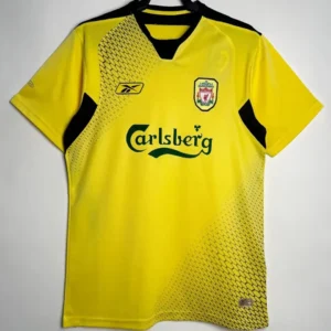 Liverpool retro bortatröja 2004/05 i gult med svarta detaljer och Carlsberg-tryck, med eget namn och nummer, framsida