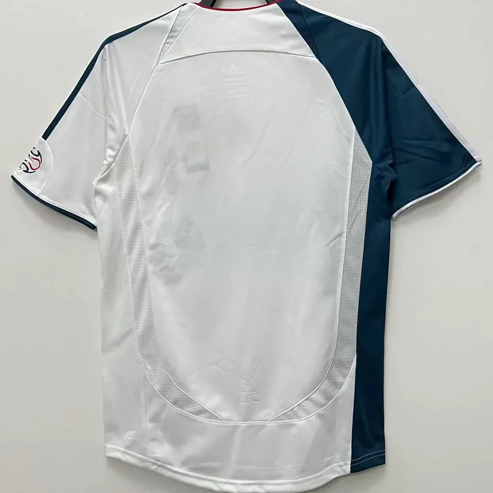 Liverpool retro bortatröja 2006/08, närbild på röd halskant och vitt tyg på baksidan