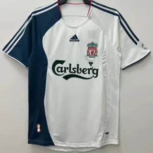 Liverpool retro bortatröja 2006/08 i vitt med marinblå paneler, tre ränder på axlarna, Carlsberg-tryck och broderat klubbmärke, med eget namn och nummer, framsida